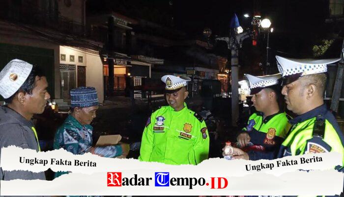 Giat Patroli Sahur Polantas Menyapa, Sahur On The Road Kepada Masyarakat Pedagang dan Tukang Becak di Wilayah Kota Kabupaten Sampang