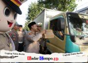 Wujudkan Polri Humanis, Kapolres Tuban AKBP Alaiddin dan Para PJU Polres Tuban Kompak Bagikan Takjil di Bulan Suci Ramadhan di Depan Mapolres