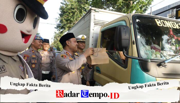 Wujudkan Polri Humanis, Kapolres Tuban AKBP Alaiddin dan Para PJU Polres Tuban Kompak Bagikan Takjil di Bulan Suci Ramadhan di Depan Mapolres