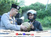 Jalin Sinergitas, Kapolres Bangkalan Bagi Bagi Takjil Bersama Mahasiswa di Depan Pos Pandabah Kamal
