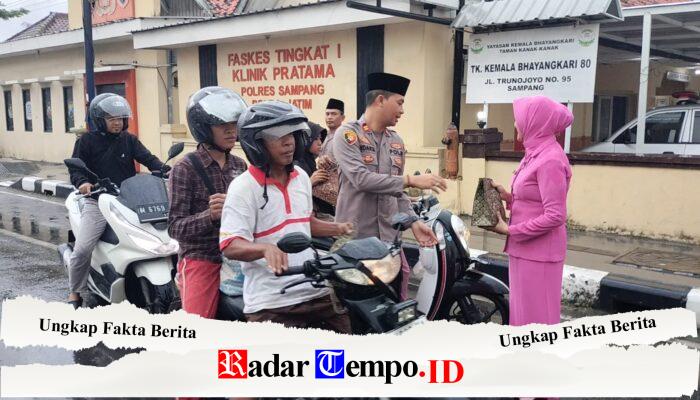 Polsek Sampang Kota Bersama Bhayangkari Tebar Kebaikan Lewat Aksi Bagi Takjil