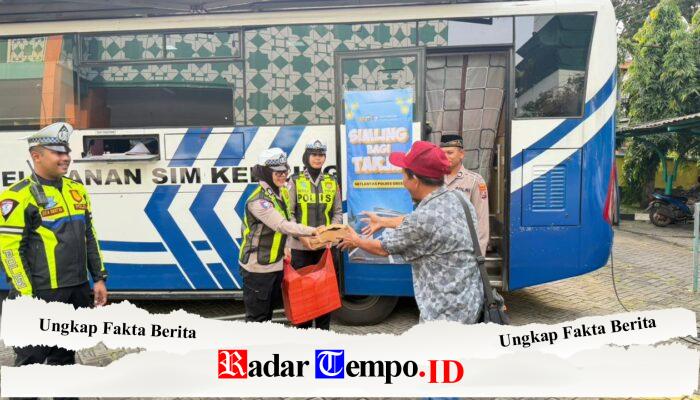 Layanan SIM Keliling Ramadan Satlantas Polres Gresik Diserbu Warga di Masjid Agung