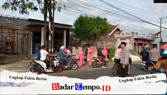 Polsek Torjun Bagikan Takjil kepada Pengendara, Wujud Kepedulian di Bulan Ramadhan