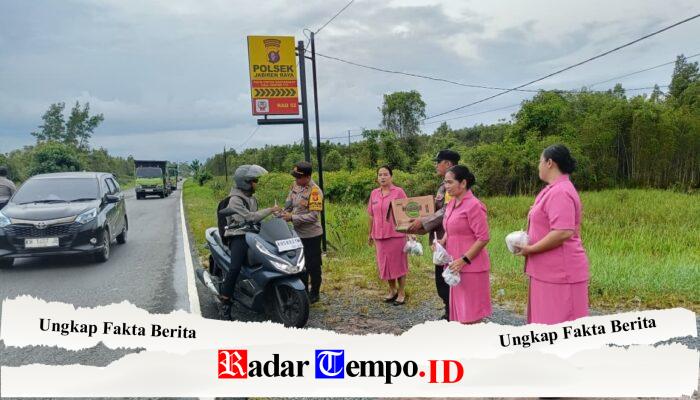 Dipimpin Kapolsek, Personel Polsek Jabiren Raya Tebar Kebaikan Lewat Pembagian Takjil