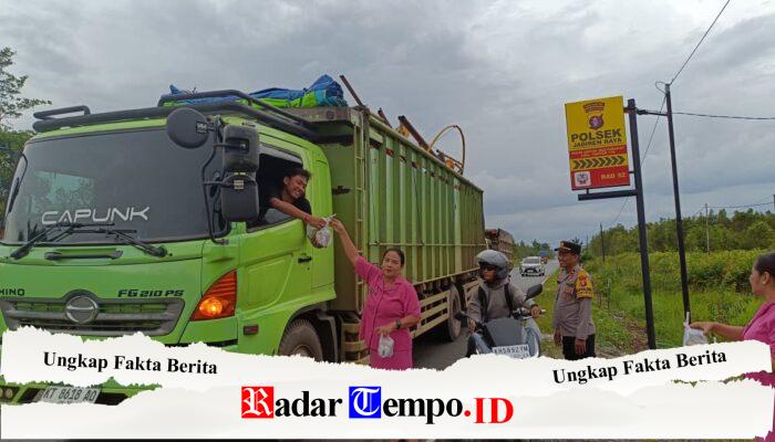 Ramadan Penuh Kepedulian, Polsek Jabiren Raya dan Bhayangkari Bagikan Takjil Gratis