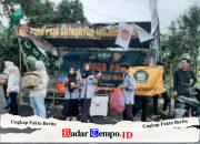Senyum Pelajar di Senja Ramadhan, OSIS MAN 6 Jombang Berbagi Takjil untuk Pengguna Jalan