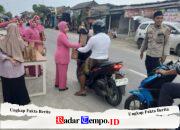 Bulan Suci Ramadhan Berkah: Polsek Pangarengan Polres Sampang Bhayangkari Bagi Takjil di Depan Mapolsek Pangarengan