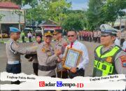 Kasat Resnarkoba Iptu Yuda Julianto Terima Penghargaan Dari AKBP Hartono Kapolres Sampang