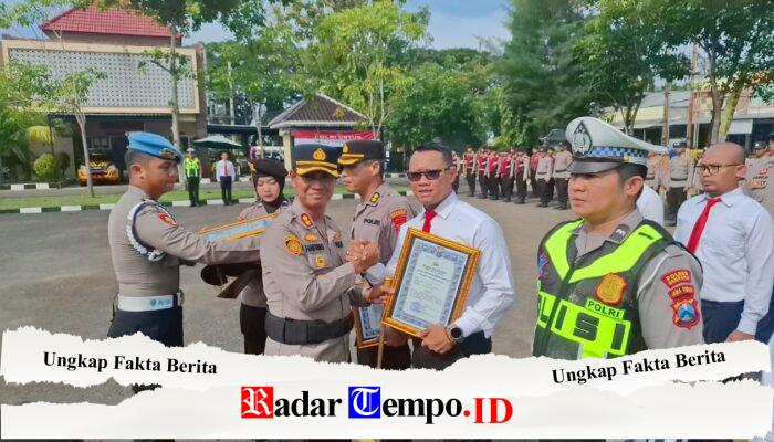 Kasat Resnarkoba Iptu Yuda Julianto Terima Penghargaan Dari AKBP Hartono Kapolres Sampang