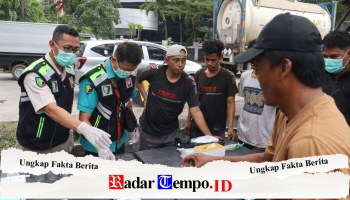Polres Pelabuhan Tanjungperak Test Urine Sopir Truk dan Bus Jelang Mudik Lebaran