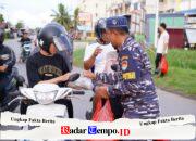 Ramadan Penuh Berkah, Prajurit Kodaeral XII Berbagi Takjil untuk Nelayan Sungai Kakap