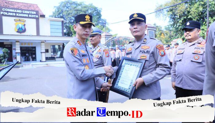 Kapolres Kediri Kota Berikan Penghargaan kepada 35 Personel dan 11 Warga Berprestasi