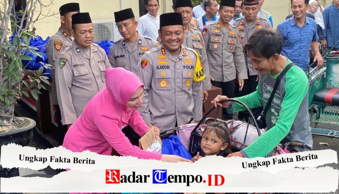 Dibulan Suci Ramadhan Kapolres Tuban Bagi-bagi Bansos Berupa Paket Sembako Pada Paguyuban Becak dan Serikat Buruh