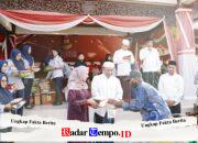 Bupati dan Ketua TP PKK Kabupaten Sampang Bagi-bagi Sembako ke Abang-Abang Becak di Pendopo Trunojoyo