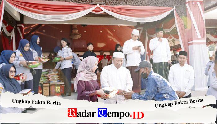 Bupati dan Ketua TP PKK Kabupaten Sampang Bagi-bagi Sembako ke Abang-Abang Becak di Pendopo Trunojoyo
