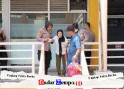 Layanan Humanis Polwan Polresta Sidoarjo Bantu Lansia di Terminal Purabaya Saat Arus Mudik