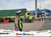 Layanan Humanis Polwan Polresta Sidoarjo Bantu Lansia di Terminal Purabaya Saat Arus Mudik