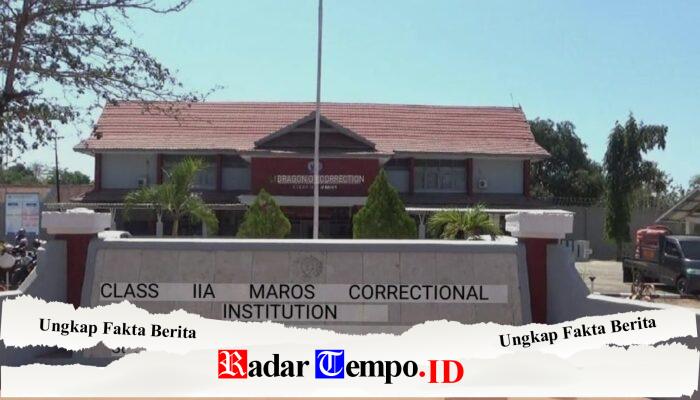 VIRAL! Kalapas Maros Oknum Petugas Meyewakang HP di Dalam Terali Besi