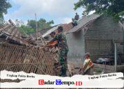 Gotong Royong TNI Dan Warga, Babinsa Kanigoro Bantu Bedah Rumah Tidak Layak Huni