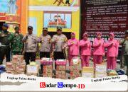 Kapolres Pamekasan Didampingi Ibu Ketua Bhayangkari Berikan Bingkisan dan Motivasi Petugas Pos Pam Ops Ketupat Semeru 2026