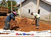 Peduli Sesama, Babinsa Koramil 05/Pemangkat Bantu Warga Timbun Pondasi Rumah