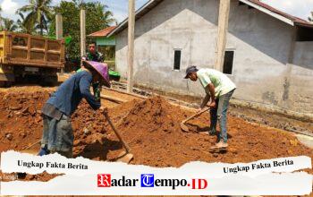 Peduli Sesama, Babinsa Koramil 05/Pemangkat Bantu Warga Timbun Pondasi Rumah