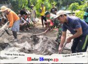 Wujud Kemanunggalan TNI-Rakyat, Babinsa Bakung Turun Langsung Bantu Warga