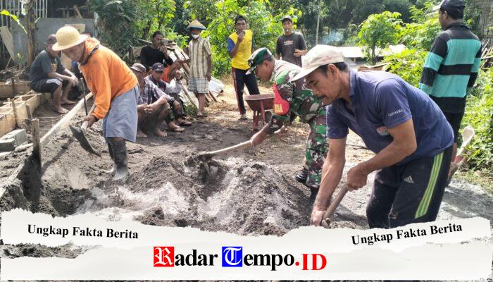 Wujud Kemanunggalan TNI-Rakyat, Babinsa Bakung Turun Langsung Bantu Warga