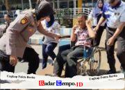 Sigapnya Polwan Polresta Sidoarjo Bantu Disabilitas di Terminal Purabaya saat Arus Balik