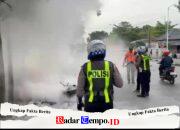 Aksi Cepat Satlantas Polres Gresik Padamkan Motor Terbakar di Depan Terminal Bunder