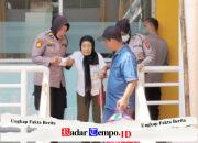Layanan Humanis Polwan Polresta Sidoarjo Bantu Lansia di Terminal Purabaya Saat Arus Mudik