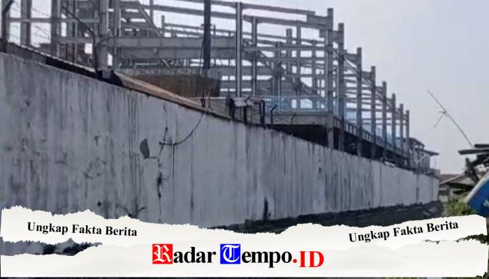 Pagar PT Bernofarm “Mepet” Bibir Sungai, Pelapor Protes Penghentian Penyelidikan: Jarak 0 Meter Langgar UU Sumber Daya Air!