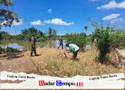 Bersama Warga Desa Binaan Personel Kodim 1009/Tla Gotong Royong Bersihkan Bantaran Sungai