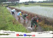 Sinergi Babinsa Dan Masyarakat Desa Pojok Bersihkan Irigasi Demi Pertanian Lancar