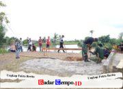 Penuh Semangat Personel Kodim 1009/Tla Bersama Masyarakat Kerjakan Pembangunan Jembatan Garuda Di Desa Handil Labuan Amas