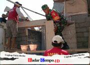 Wujud Nyata Kemanunggalan TNI Dengan Rakyat, Babinsa Pakunden Bantu Renovasi RTLH