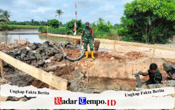 Berjibaku dengan Lumpur, Personel Kodim 1009/Tanah Laut Kebut Penggalian Lubang Cakar Ayam Jembatan Garuda