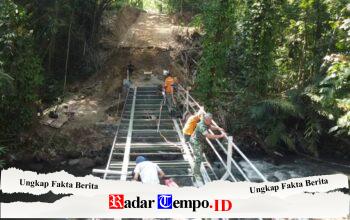 Gotong Royong TNI Dan Warga, Pengelasan Besi Pengaman Jembatan Perintis Garuda Terus Dikebut