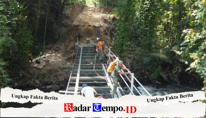 Gotong Royong TNI Dan Warga, Pengelasan Besi Pengaman Jembatan Perintis Garuda Terus Dikebut