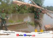 Angkut Material Gunakan Rakit Sederhana, Personel Kodim 1009/Tanah Laut Tunjukkan Dedikasi Tinggi