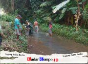 Bersihkan Sungai Demi Kelancaran Irigasi, Wujud Babinsa Doko Bersama Warga Bersatu Dengan Alam
