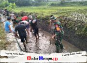 Dukung Sektor Pertanian, Babinsa Karang Tengah Bersama Warga Gotong Royong Bersihkan Irigasi