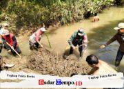 Antisipasi Banjir, Babinsa Koramil Bakung Ajak Warga Kerja Bakti Bersihkan Sungai