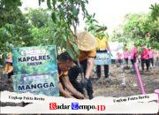 Peduli Lingkungan, Polres Gresik Bersama Bhayangkari Tanam Puluhan Pohon Produktif