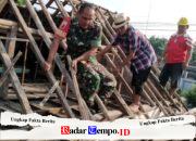 Bantu Perbaiki Atap Rumah Warga Lansia, Wujud Babinsa Bendogrit Peduli Terhadap Kesulitan Rakyat