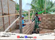 Hadir Ditengah Masyarakat, Babinsa Tempapan Hulu Koramil 07/Teluk Keramat Bantu Bangun Rumah