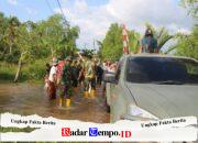 Dramatis! Mobil Angkut Material Jembatan Garuda Terperosok di Lumpur, Warga Dan TNI Gotong Royong Dorong Mobil
