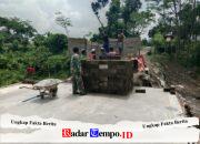 Wujud Babinsa Kebonduren Bersama Warga Kerja Bakti Pasang Dinding Pembatas Jembatan Perintis Garuda Kali Complang