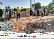Gotong Royong Personel Kodim 1009/Tanah Laut dan Warga Kebut Pengecoran Angkur Box Jembatan Garuda
