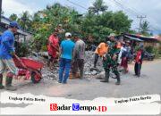 Babinsa Merubung Koramil 03/Tebas Ajak Warga Gotong Royong Timbun Jalan Gang Wilayah Binaan